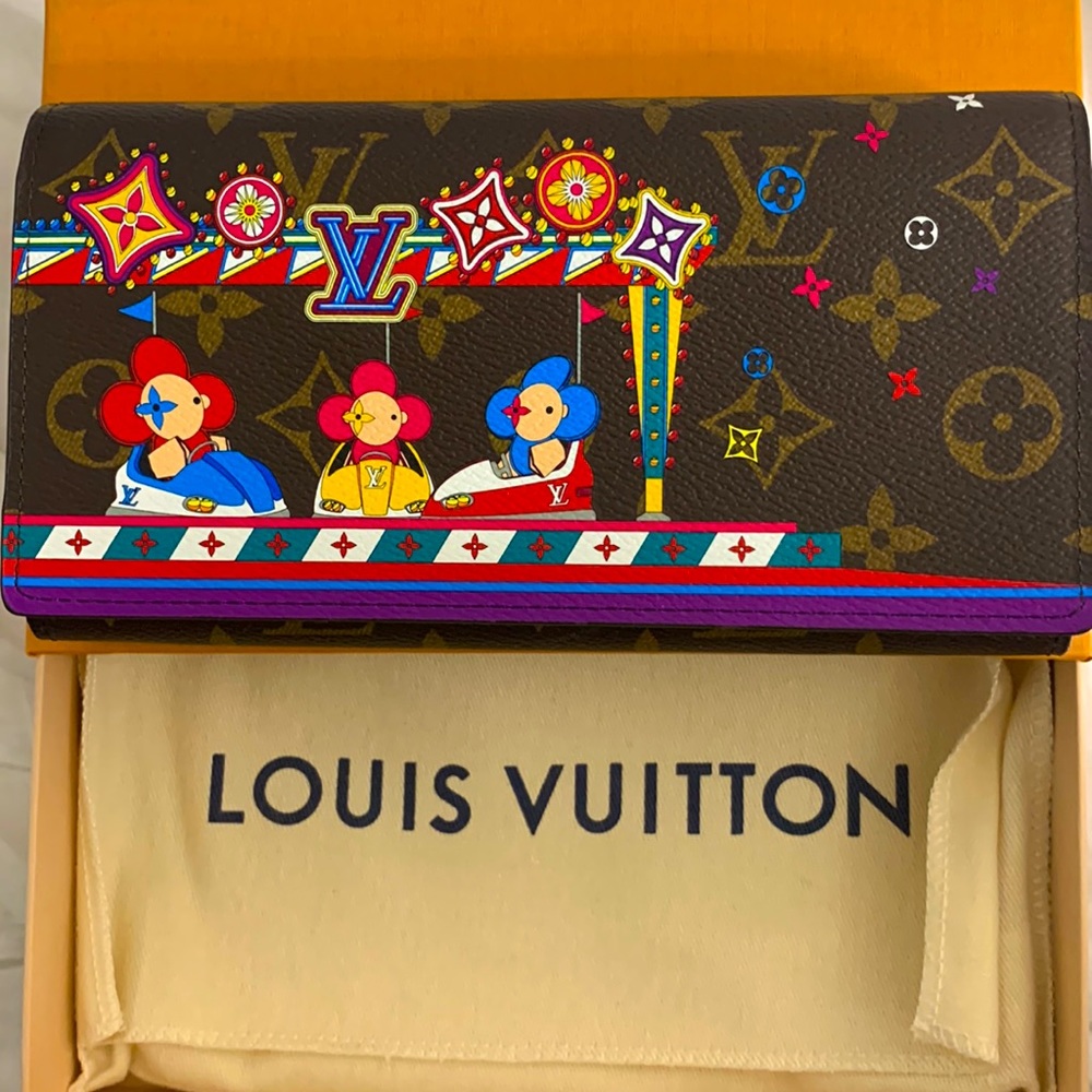 Sarah Wallet Vivienne in Carnival